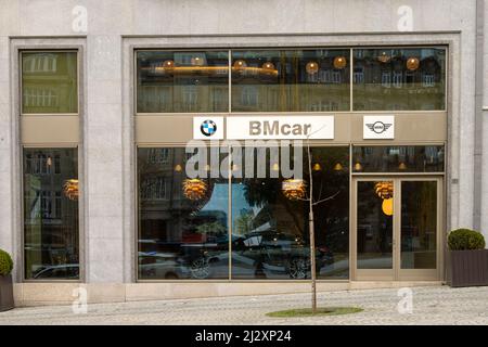 Porto, Portugal. März 2022. Außenansicht des Autoshopfs der Marke BMW im Stadtzentrum Stockfoto