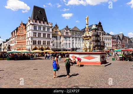 Trier, 01. August 2015: Einige Menschen vor traditionellen Häusern auf dem Marktplatz in der Altstadt Stockfoto