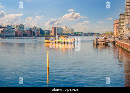 Der Kopenhagener Hafenbus nähert sich der Hafenpromenade des Wasserkanals zum Terminal. Kopenhagen, Dänemark Stockfoto