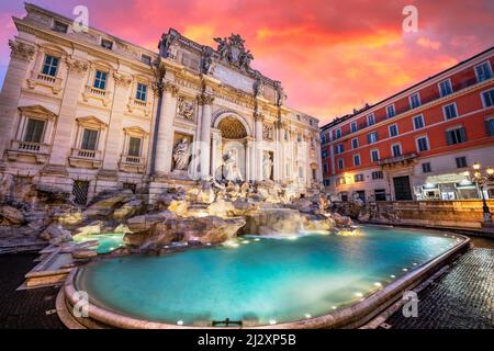 Rom, Latium, Italien am Trevi-Brunnen in der Dämmerung. Stockfoto