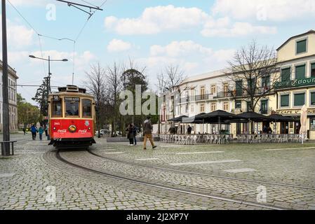 Porto, Portugal. März 2022. Die historische alte Straßenbahn in den Straßen des Stadtzentrums Stockfoto