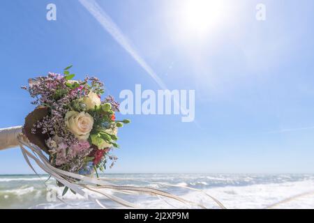 Hochzeitsstrauß mit wehenden Bändern über dem Meer, Hochzeit, Ostsee, Rosen, Wellen Stockfoto