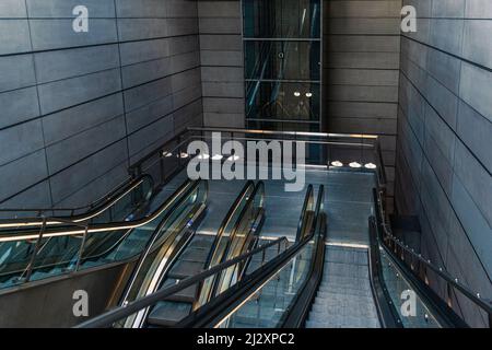 Rolltreppen am Bahnhof Amagerbro, die zu einer U-Bahn in Kopenhagen, Dänemark, führen Stockfoto