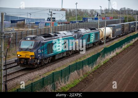 Direct Rail Services der Klassen 68 - 68004 und 68003, die vom DIRFT nach Mossend fahren. Stockfoto