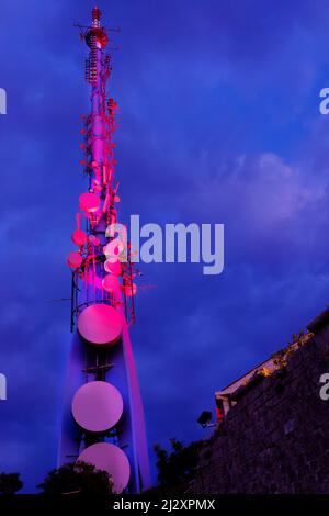 Ein Radio-TV, Satelliten-Mast auf der Spitze des Berges SRD dubrovnik, Kroatien. Das Hubgerüst ist an einem hohen Punkt positioniert, um eine maximale Abdeckung zu erreichen Stockfoto