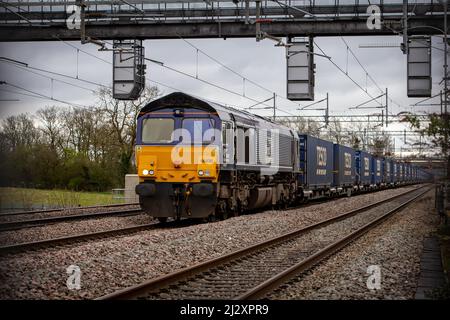 Direkte Bahnverbindungen der Klasse 66 - 66430 mit dem Tesco-Zug über Cathiron nr Rugby in Richtung Norden. Stockfoto