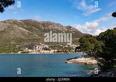 Adriatische Meereslandschaft an der Küste. Felsen und Meer. Stockfoto