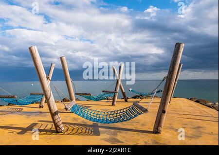 Hängematten an der Ostsee in Kellenhusen an der Seebrücke, Kellenhusen, Ostsee, Ostholstein, Schleswig-Holstein, Deutschland Stockfoto