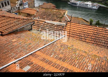 Porto, Portugal. März 2022. Panoramablick auf die Dächer von Häusern im historischen Zentrum der Stadt Stockfoto