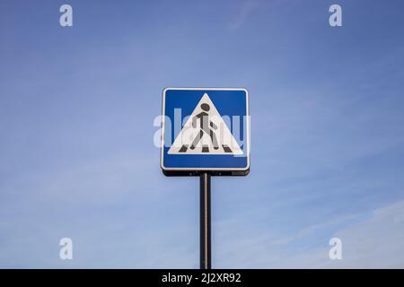 Blau und weiß Fußgängerübergangsschild auf dem Himmel Hintergrund Stockfoto