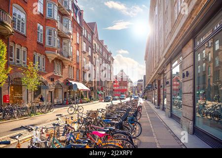 Viele parkten Fahrräder auf einer engen alten Minter Street Møntergade in der Altstadt von Kopenhagen, Dänemark Stockfoto