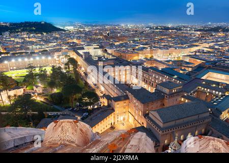 Blick über die Vatikanstadt, umgeben von Rom, Italien bei Nacht. Stockfoto