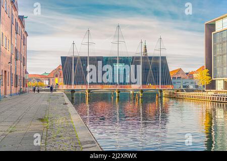 Alte Gebäude in der Nähe der Fußgängerbrücke über den Christianshavn-Kanal und der Königlichen Bibliothek der Universität Kopenhagen, Dänemark Stockfoto