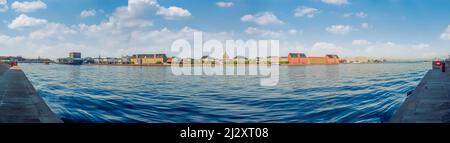 Panoramablick von der Bucht auf das Wasser des Kanals, das Stadtzentrum, die Frederiks Marmorkirche und das Königlich Dänische Schauspielhaus. Bewältigen Stockfoto