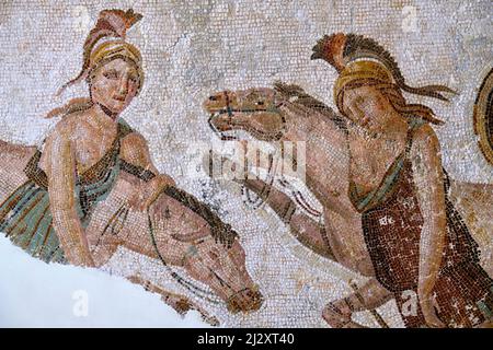 Tunesien, Sousse, Archäologisches Museum, Mosaik zweier Amazonen Stockfoto