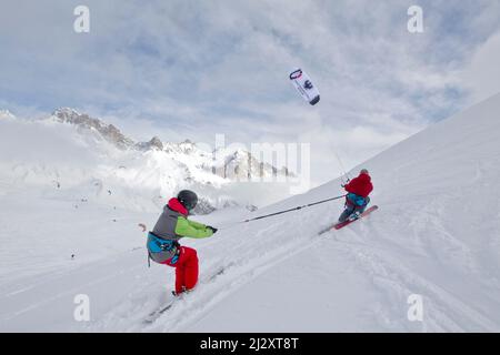 Frankreich, Departement Hautes-Alpes (Obere Französische Alpen), Lautaret-Pass: Snowkiten, Outdoor-Wintersport, bei dem Menschen mit Drachenleistung auf Schnee oder mir gleiten Stockfoto