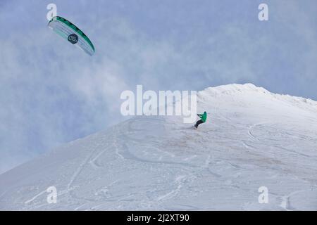 Frankreich, Departement Hautes-Alpes (Obere Französische Alpen), Lautaret-Pass: Snowkiten, Outdoor-Wintersport, bei dem Menschen mit Drachenleistung auf Schnee gleiten Stockfoto