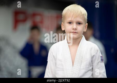 Judo Schule für Kinder. Porträt eines kleinen Judoka-Jungen, der die Kamera anschaut. Stockfoto