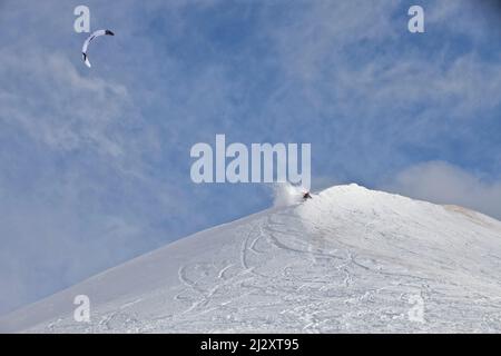 Frankreich, Departement Hautes-Alpes (Obere Französische Alpen), Lautaret-Pass: Snowkiten, Outdoor-Wintersport, bei dem Menschen mit Drachenleistung auf Schnee gleiten Stockfoto