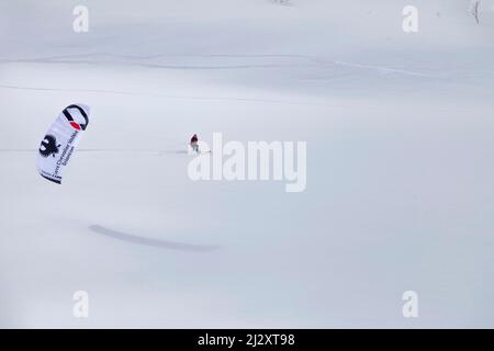 Frankreich, Departement Hautes-Alpes (Obere Französische Alpen), Lautaret-Pass: Snowkiten, Outdoor-Wintersport, bei dem Menschen mit Drachenleistung auf Schnee gleiten Stockfoto