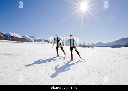 Frankreich, Departement Isere, Lans-en-Vercors (Südostfrankreich): Langläufer, Mann und Frau, umgeben von der verschneiten Landschaft des Vercor Stockfoto