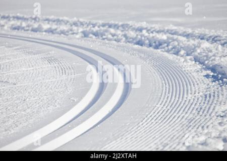 Langlaufloipe. Langlaufloipen mit einer Pistenraupe in Ceillac, im regionalen Naturpark Queyras (Südostfrankreich) Stockfoto
