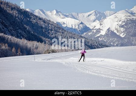 Frau Langlaufen in Ceillac, im Regionalpark Queyras (Südostfrankreich) Stockfoto