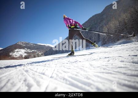 Frau Langlaufen in Ceillac, im Regionalpark Queyras (Südostfrankreich) Stockfoto