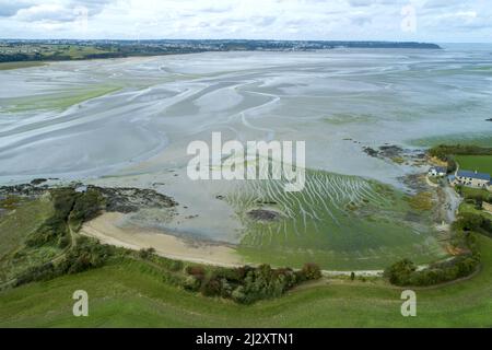 Hillion (Bretagne, Nordwestfrankreich), Oktober 2021: Luftaufnahme von Grünalgen in der Bucht von Saint-Brieuc, hier am Kiesstrand in der Bucht o Stockfoto