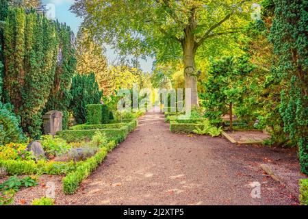 Straße durch den Garnison-Militärfriedhof in Kopenhagen, Dänemark Stockfoto