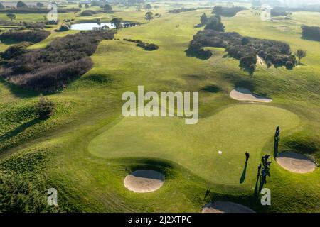 Pleneuf-Val-Andre (Bretagne, Nordwestfrankreich): Luftaufnahme des Golfplatzes Bluegreen im Winter mit Blick auf den Strand und das Meer Stockfoto
