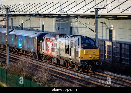 Rail Operations Group Class 37 - 37800 „Cassiopeia“ zieht Orion Mail-Einheiten an DIRFT vorbei Stockfoto