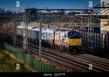 Rail Operations Group Class 37 - 37800 „Cassiopeia“ zieht Orion Mail-Einheiten an DIRFT vorbei Stockfoto