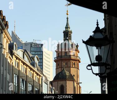 Leipzig Sachsen Deutschland 03-23-2022 Blick von der Nikolaistraße auf die Kirche St. Nikolai,' einer der Geburtsorte aus dem friedlichen Re Stockfoto