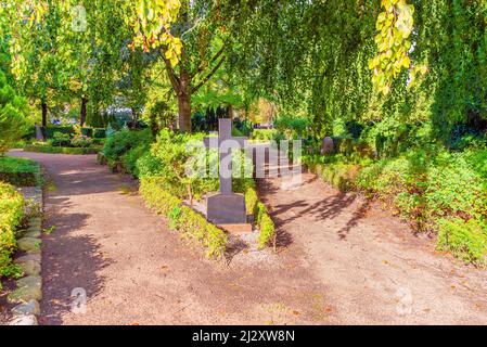 Stein Grabstein mit einem Kreuz an der Kreuzung im Garrison Friedhof. Kopenhagen, Dänemark Stockfoto