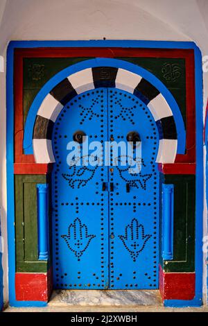 Tunesien, Hammamet, bunte Tür in der Medina Stockfoto