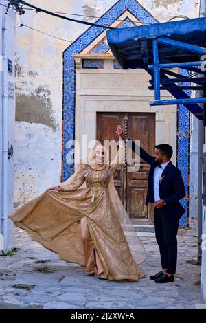 Tunesien, Hammamet, Brautpaar in der Medina Stockfoto