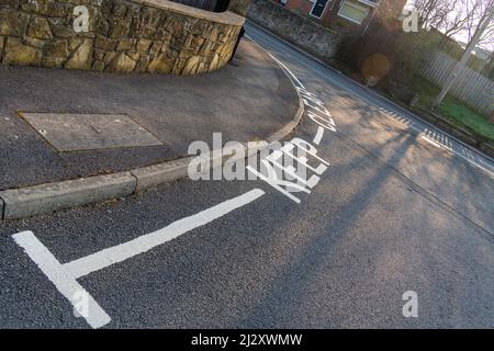 Kein Warten, kein Parken, Fahrzeuge, Zufahrt, Nebenstraßen, Blockiert Verbindungen, hält sich frei, hält Hindernisse frei, Zugriff erforderlich, rechtlich durchsetzbar Stockfoto