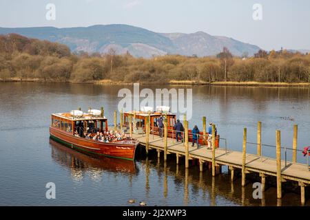 DERWENT WATER, KESWICK, Großbritannien Touristen, die im Lake District National Park auf Derwent Water ein Ausflugsboot besteigen, um eine Kreuzfahrt durch den Bezirk zu Unternehmen Stockfoto