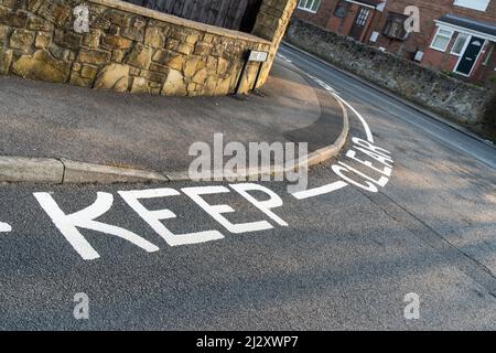 Kein Warten, kein Parken, Fahrzeuge, Zufahrt, Nebenstraßen, Blockiert Verbindungen, hält sich frei, hält Hindernisse frei, Zugriff erforderlich, rechtlich durchsetzbar Stockfoto