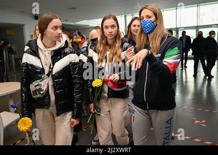 Zanelli Pool, Savona, Italien, 04. April 2022, Die ukrainische und iitalienische Nationalmannschaft des Synchronschwimmens und das italienische Team von Lucrezia Ruggero während der ukrainischen Nationalmannschaft des Synchronschwimmens in Savona - Syncro Stockfoto