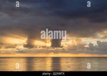 Sonnenaufgang über dem Wattenmeer, Munkmarsch, Sylt, Schleswig-Holstein, Deutschland Stockfoto