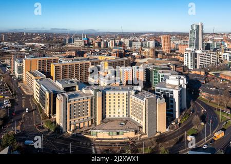 HOLBECK, LEEDS, GROSSBRITANNIEN - 17. JANUAR 2022. Ein Luftpanorama der Gebäude und Architektur in einer Skyline von Leeds Stadtzentrum von der Holbeck DIS Stockfoto