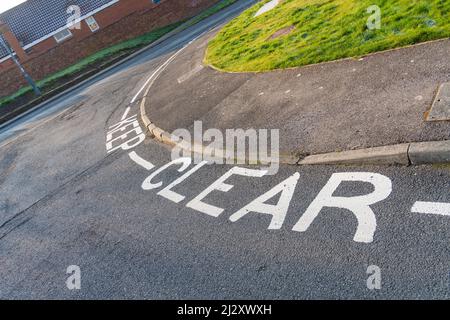 Kein Warten, kein Parken, Fahrzeuge, Zufahrt, Nebenstraßen, Blockiert Verbindungen, hält sich frei, hält Hindernisse frei, Zugriff erforderlich, rechtlich durchsetzbar Stockfoto