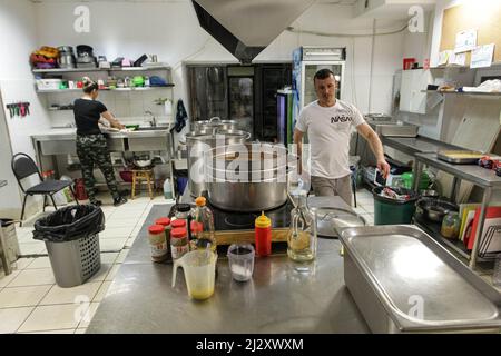 Nicht exklusiv: KIEW, UKRAINE - 1. APRIL 2022 - die Köche des Gesundheitsdienstes Podoba bereiten fast 400 Mahlzeiten für die Territorialen Verteidigungskräfte, Ukr Stockfoto