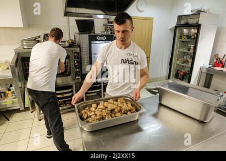 Nicht exklusiv: KIEW, UKRAINE - 1. APRIL 2022 - die Köche des Gesundheitsdienstes Podoba bereiten fast 400 Mahlzeiten für die Territorialen Verteidigungskräfte, Ukr Stockfoto