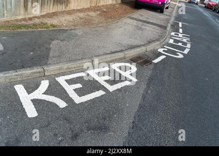 Kein Warten, kein Parken, Fahrzeuge, Zufahrt, Nebenstraßen, Blockiert Verbindungen, hält sich frei, hält Hindernisse frei, Zugriff erforderlich, rechtlich durchsetzbar Stockfoto