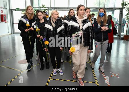 Savona, Italien. 04. April 2022. Die ukrainische und iitalienische Nationalmannschaft des Synchronschwimmens und das italienische Team von Lucrezia Ruggero während der ukrainischen Nationalmannschaft des Synchronschwimmens in Savona, Syncro in Savona, Italien, April 04 2022 Kredit: Unabhängige Fotoagentur/Alamy Live News Stockfoto