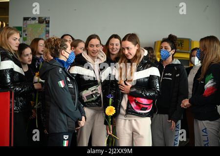 Savona, Italien. 04. April 2022. Die ukrainische und iitalienische Nationalmannschaft des Synchronschwimmens und Costanza Ferro, Linda Cerruiti und Lucrezia Ruggero Italienisches Team während der ukrainischen Nationalmannschaft des Synchronschwimmens in Savona, Syncro in Savona, Italien, April 04 2022 Credit: Independent Photo Agency/Alamy Live News Stockfoto
