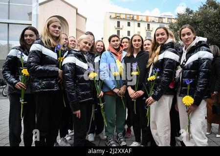 Savona, Italien. 04. April 2022. Die ukrainische Nationalmannschaft des Synchronschwimmens während der ukrainischen Nationalmannschaft des Synchronschwimmens in Savona, Syncro in Savona, Italien, April 04 2022 Quelle: Independent Photo Agency/Alamy Live News Stockfoto